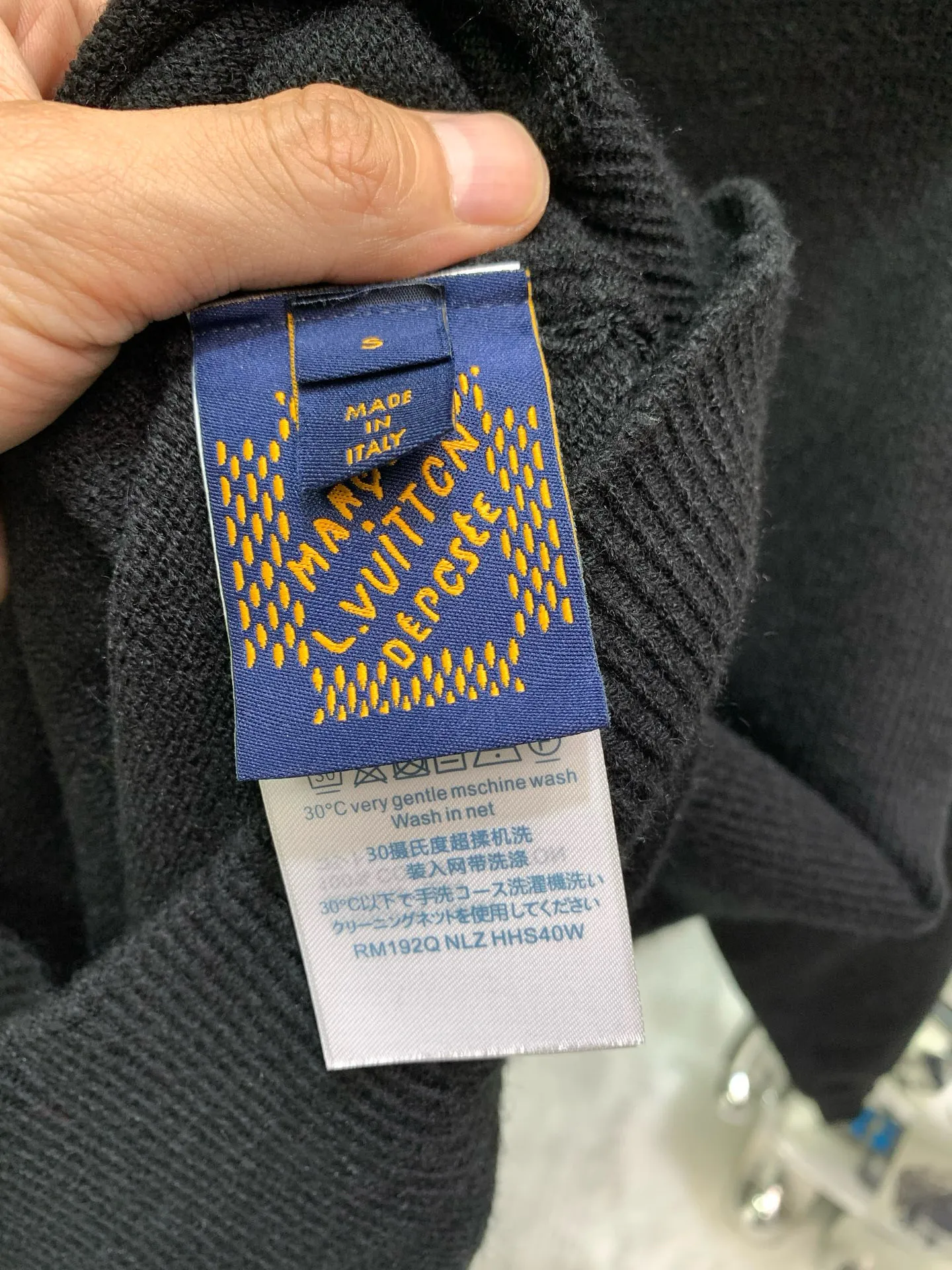 🅿️380 🀄️ Louis Vuitton Louis Vuitton 1v*/Louis 25 new Fei Dong pearl letter sweater with LV Lovers logo and Monogram floral embroidery integrated into it. It can be matched and achieved as a casual choice in the changing seasons. Casual fit. LV Lovers is displayed on the chest and is stitched with pearls. 3D Monogram floral embroidery is presented on the back collar. Marque L.Vuitton déposée Embroidery, ribbed collar, cuffs and hem. Dyeing process gives the garment fabric a soft texture. Classic trademark letter design restores consistent size spacing. New wash mark and mold opening to customize loose shoulder fit.